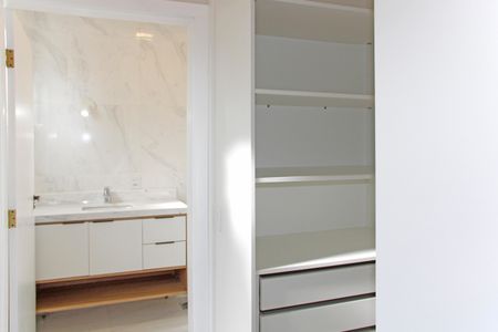 Casa de condomínio para alugar com 466m², 5 quartos e 6 vagasCloset da Suíte 1