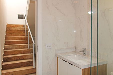 Casa de condomínio para alugar com 466m², 5 quartos e 6 vagasEscada