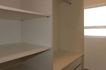 Casa de condomínio para alugar com 466m², 5 quartos e 6 vagasCloset da Suíte 2
