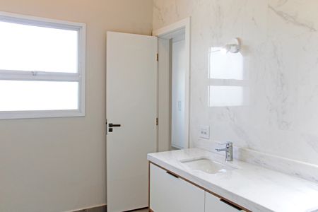 Casa de condomínio para alugar com 466m², 5 quartos e 6 vagasBanheiro da Semi-Suíte 