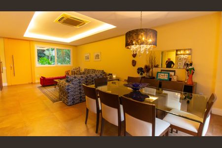 Casa de condomínio à venda com 247m², 4 quartos e 2 vagas