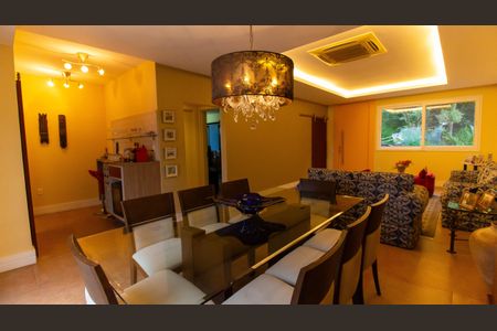 Casa de condomínio à venda com 247m², 4 quartos e 2 vagas