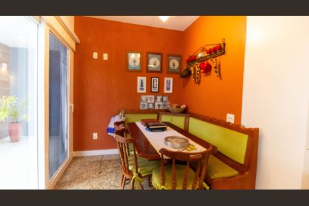 Casa de condomínio à venda com 247m², 4 quartos e 2 vagas