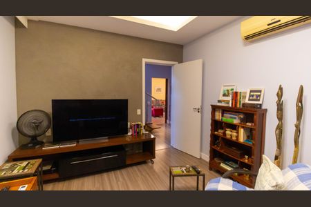 Casa de condomínio à venda com 247m², 4 quartos e 2 vagas