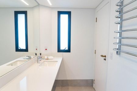 Apartamento à venda com 420m², 4 quartos e 4 vagasBanheiro da Suíte 2