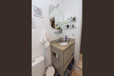 Apartamento à venda com 70m², 2 quartos e 2 vagas Apartamento à venda com 70m², 2 quartos e 2 vagasBanheiro da suite