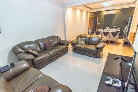 Casa à venda com 240m², 3 quartos e 3 vagas Casa à venda com 240m², 3 quartos e 3 vagasSala