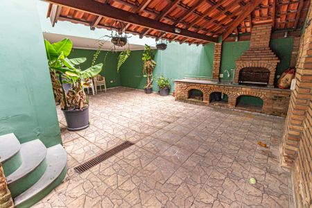 Casa à venda com 240m², 3 quartos e 3 vagas Casa à venda com 240m², 3 quartos e 3 vagasQuintal