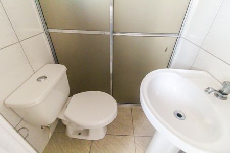 Banheiro da Suíte de casa de condomínio para alugar com 2 quartos, 62m² em Itaquera, São Paulo