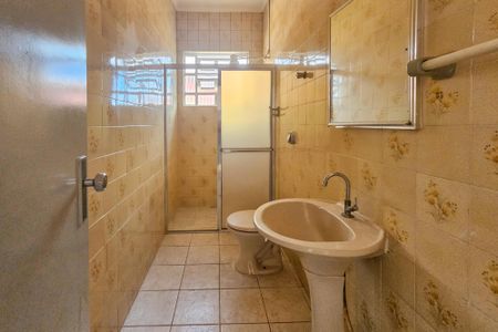 banheiro  de apartamento para alugar com 2 quartos, 75m² em Vila Ligya, Guarujá