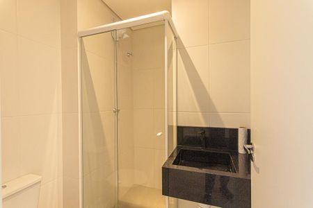 Banheiro Social de kitnet/studio para alugar com 1 quarto, 30m² em Hauer, Curitiba