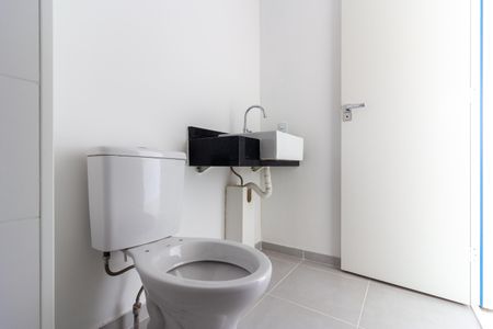 Banheiro de kitnet/studio à venda com 1 quarto, 27m² em Pinheiros, São Paulo