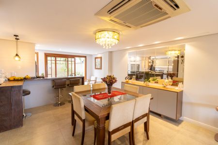 Casa à venda com 211m², 3 quartos e 3 vagasSala