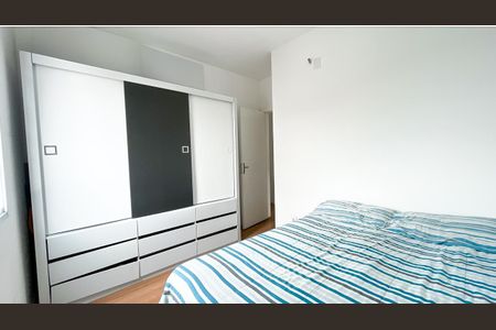 Quarto de apartamento para alugar com 2 quartos, 51m² em Jardim das Oliveiras, São Paulo