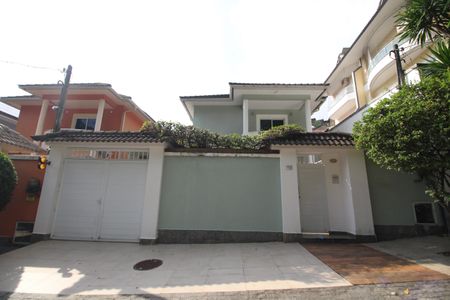 Casa à venda com 195m², 4 quartos e 1 vagaFachada