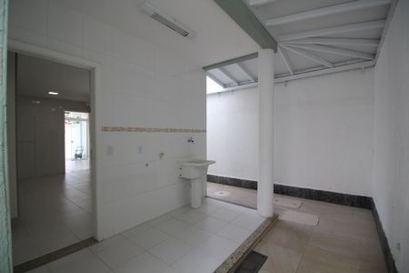 Casa à venda com 195m², 4 quartos e 1 vagaÁrea de Serviço