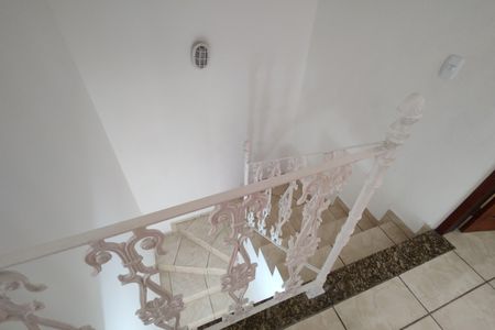 Casa de condomínio para alugar com 100m², 3 quartos e 1 vaga Casa de condomínio para alugar com 100m², 3 quartos e 1 vagaEscada