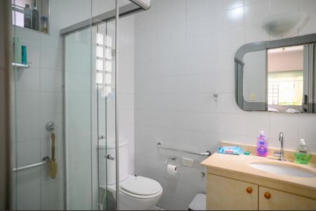 Casa à venda com 138m², 2 quartos e 4 vagasBanheiro Quarto 2 - Suite