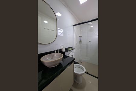 Apartamento para alugar com 76m², 2 quartos e 1 vaga Apartamento para alugar com 76m², 2 quartos e 1 vagaBanheiro da suite