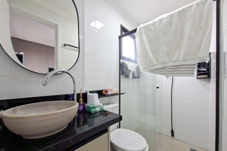 Apartamento para alugar com 76m², 2 quartos e 1 vaga Apartamento para alugar com 76m², 2 quartos e 1 vagaBanheiro da suite