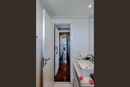 Apartamento à venda com 196m², 3 quartos e 3 vagas Apartamento à venda com 196m², 3 quartos e 3 vagasBanheiro da Suíte