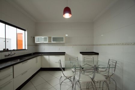 Casa de condomínio para alugar com 280m², 3 quartos e 4 vagasCozinha 