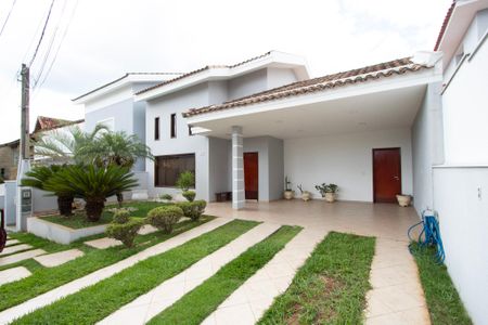 Casa de condomínio para alugar com 280m², 3 quartos e 4 vagasFachada 