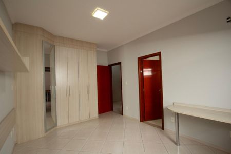 Casa de condomínio para alugar com 280m², 3 quartos e 4 vagasSuíte 2