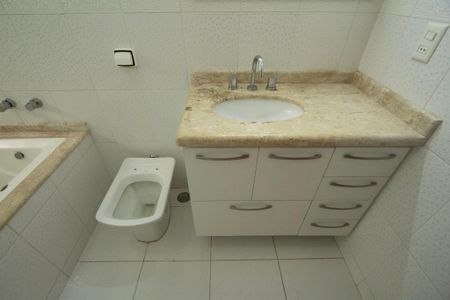 Casa de condomínio para alugar com 280m², 3 quartos e 4 vagasBanheiro Suíte 3