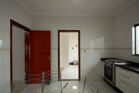 Casa de condomínio para alugar com 280m², 3 quartos e 4 vagasCozinha 
