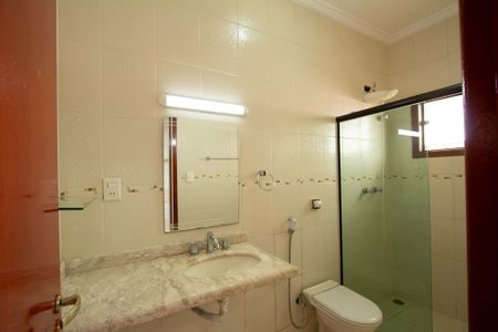 Casa de condomínio para alugar com 280m², 3 quartos e 4 vagasBanheiro Suíte 2