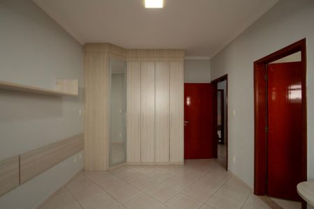 Casa de condomínio para alugar com 280m², 3 quartos e 4 vagasSuíte 2