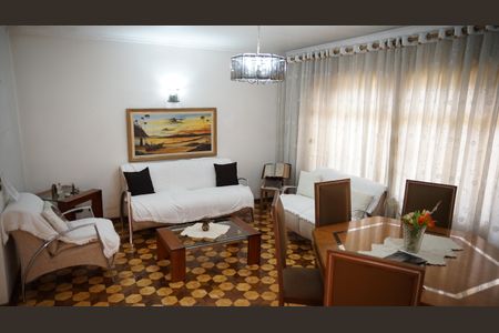 Casa à venda com 147m², 2 quartos e 6 vagasSala