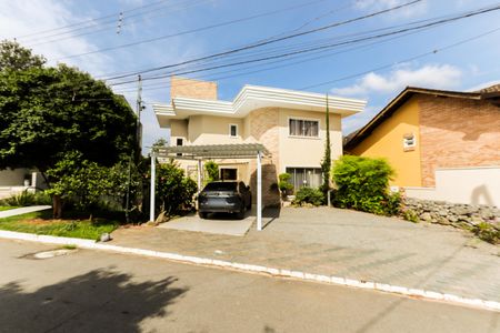 Casa de condomínio para alugar com 330m², 4 quartos e 5 vagasFachada