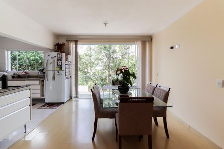 Casa de condomínio para alugar com 330m², 4 quartos e 5 vagasSala Estar e Jantar