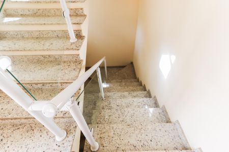 Casa de condomínio para alugar com 330m², 4 quartos e 5 vagasEscadas