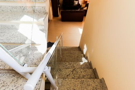 Casa de condomínio para alugar com 330m², 4 quartos e 5 vagasEscadas