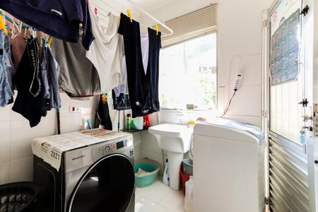 Casa de condomínio para alugar com 330m², 4 quartos e 5 vagasCozinha e Área de Serviço