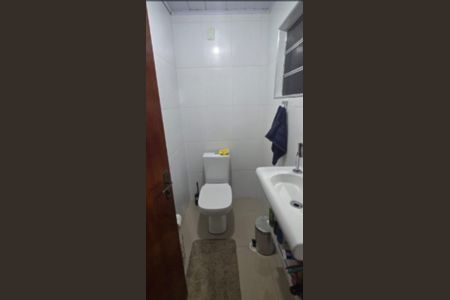 Banheiro de casa para alugar com 2 quartos, 45m² em Parque Residencial Cocaia, São Paulo