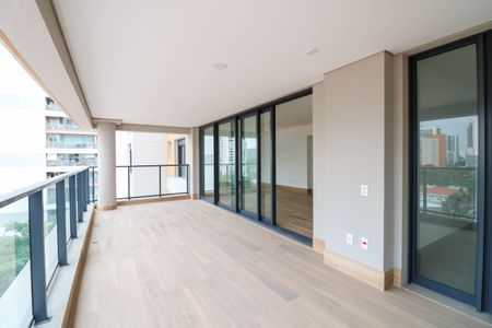 Apartamento à venda com 190m², 3 quartos e 4 vagas Apartamento à venda com 190m², 3 quartos e 4 vagasVaranda