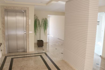 Apartamento para alugar com 68m², 2 quartos e 2 vagasHall social
