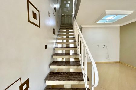 Casa à venda com 140m², 2 quartos e 2 vagas Casa à venda com 140m², 2 quartos e 2 vagasEscada