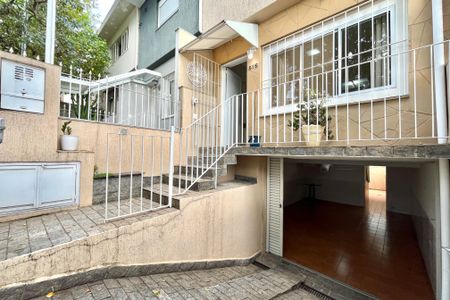 Casa à venda com 140m², 2 quartos e 2 vagas Casa à venda com 140m², 2 quartos e 2 vagasFachada