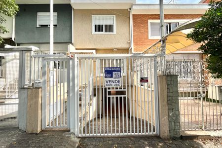 Casa à venda com 140m², 2 quartos e 2 vagas Casa à venda com 140m², 2 quartos e 2 vagasFachada
