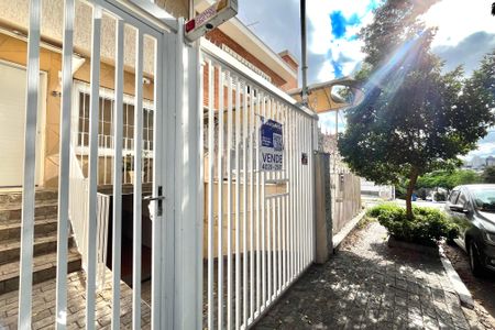 Casa à venda com 140m², 2 quartos e 2 vagas Casa à venda com 140m², 2 quartos e 2 vagasFachada