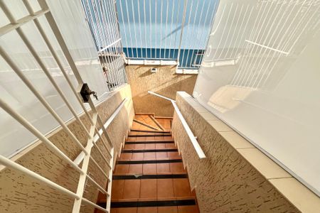 Casa à venda com 140m², 2 quartos e 2 vagas Casa à venda com 140m², 2 quartos e 2 vagasEscada