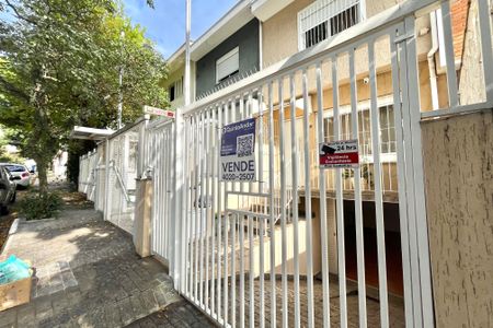 Casa à venda com 140m², 2 quartos e 2 vagas Casa à venda com 140m², 2 quartos e 2 vagasFachada