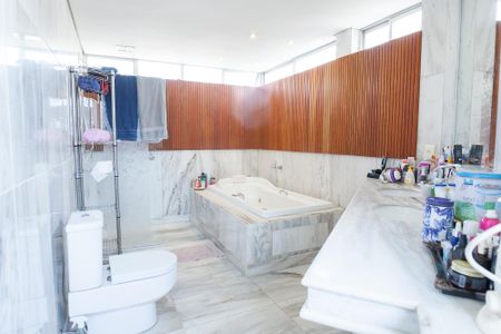 Apartamento à venda com 426m², 4 quartos e 3 vagas Apartamento à venda com 426m², 4 quartos e 3 vagasBanheiro suite 3