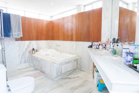 Apartamento à venda com 426m², 4 quartos e 3 vagas Apartamento à venda com 426m², 4 quartos e 3 vagasBanheiro suite 3