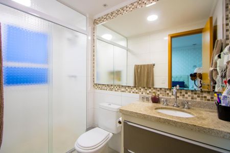 Apartamento à venda com 84m², 2 quartos e 2 vagasBanheiro do quarto 1